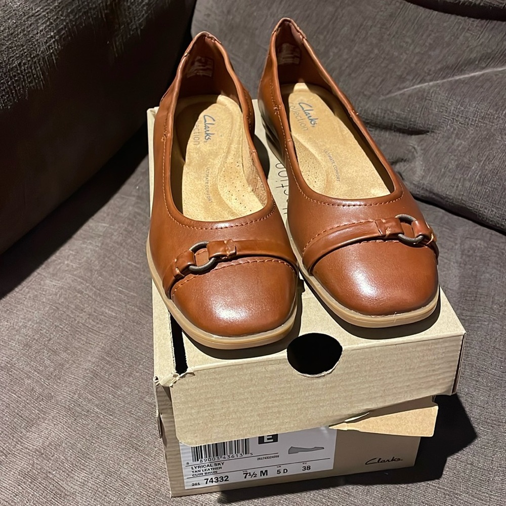 NEW Clarks, Tan Leather, flats, 7.5 M